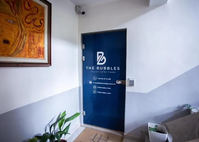 Double At The Bubbles Jacuzzi 호텔 티라나